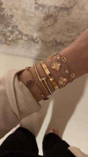 تصميم راقٍ لمجموعة أساور ذهبيه تضفي لمسة من الأناق...
