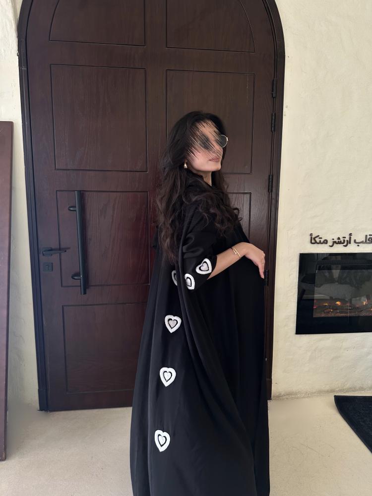 عبايه سوداء مطرزه