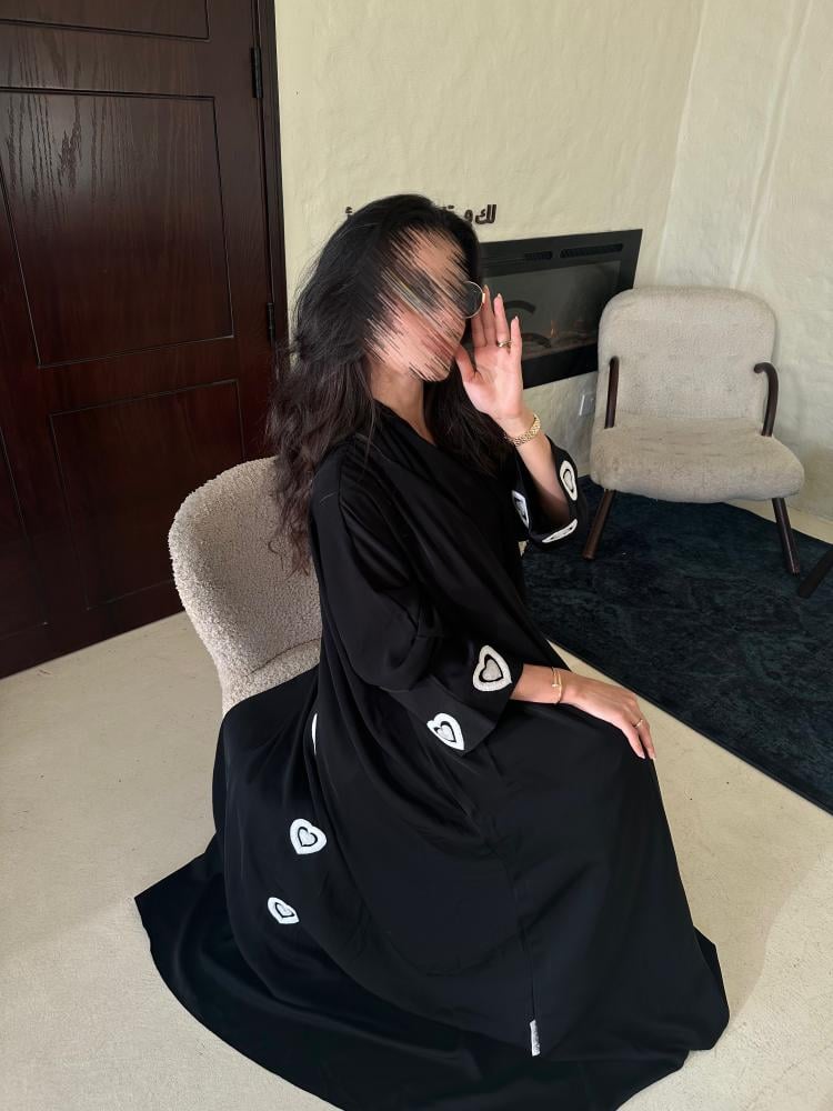 عبايات سوداء