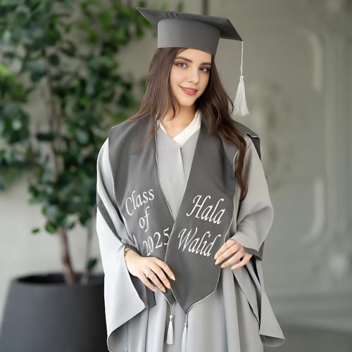 روب تخرج 2025 عصري وفخم