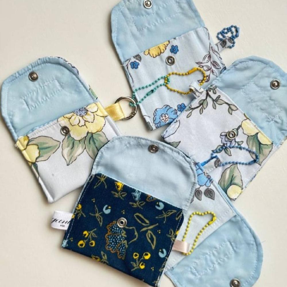 حقيبة قماشية بسحاب لحفظ الفوط النسائية بتصميم مميز و يدوي تمنحك خصوصية ونظافة أينما كنتي و صديقة للبيئة