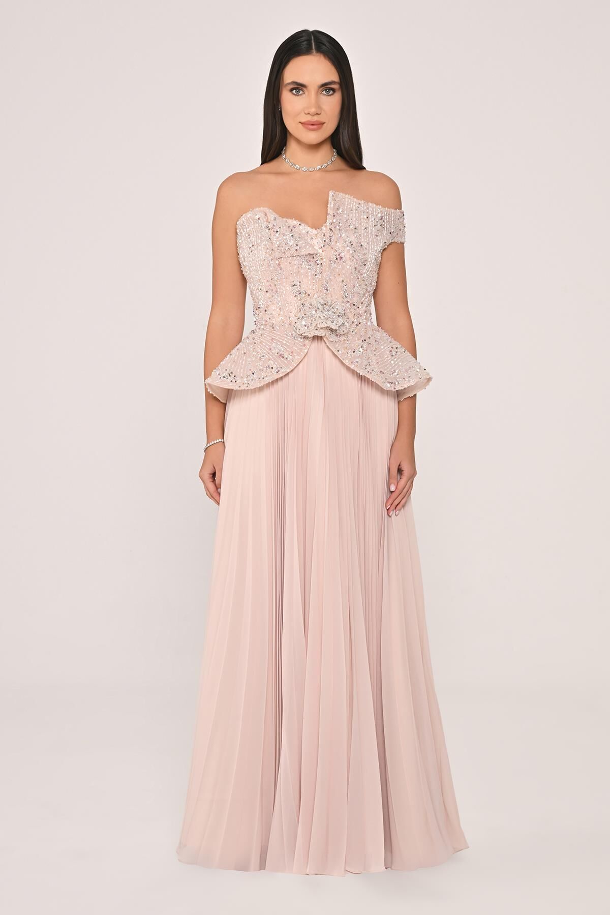 فستان وردي فاتح بكورسيه مطرز وتنورة شيفون واسعة. 6904