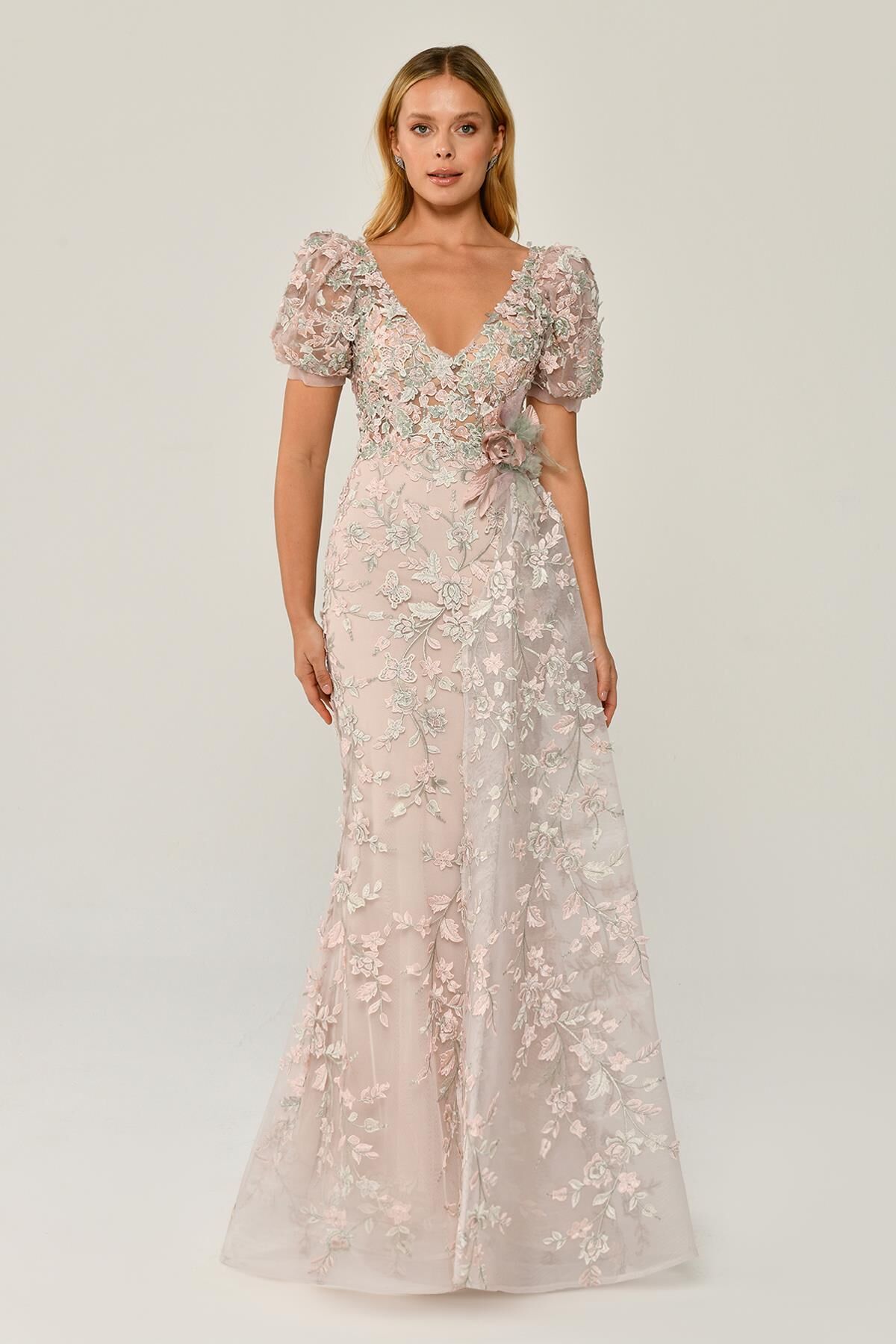 فستان وردي فاتح بزخارف زهور ثلاثية الأبعاد