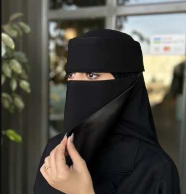 نقاب مبطن بمرد وسط ربط