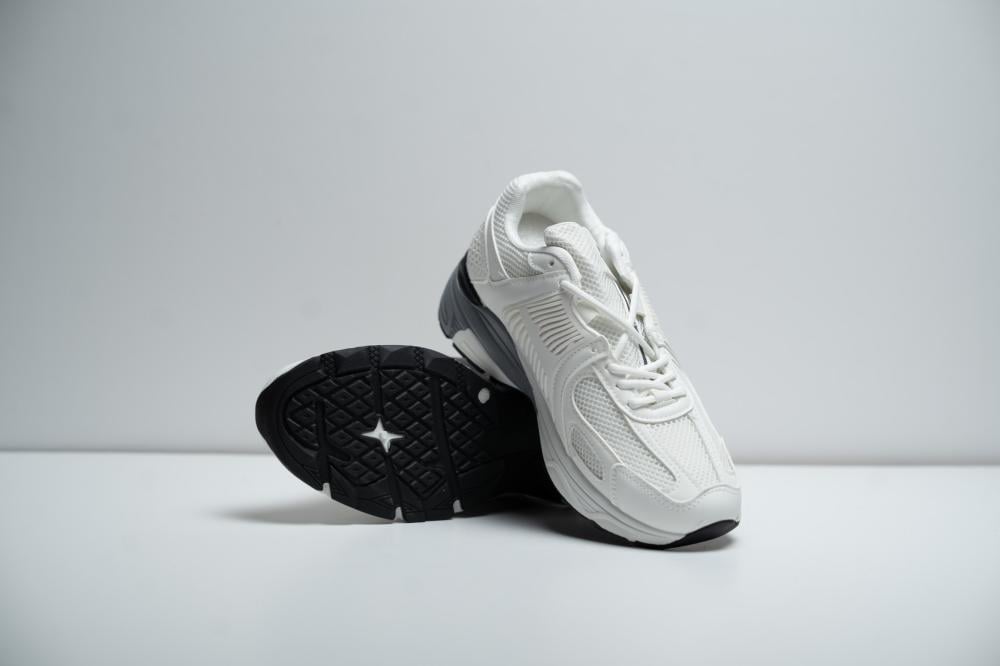 كوتشي ابيض سبورت