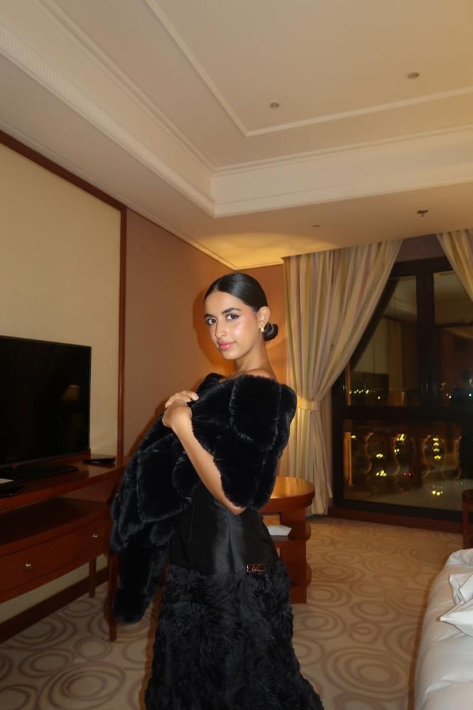 فستان الورد الاسود