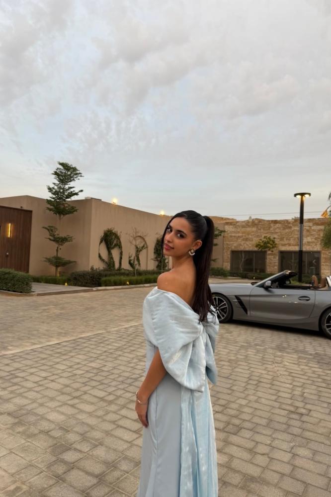فستان الفراشة باللون السماوي