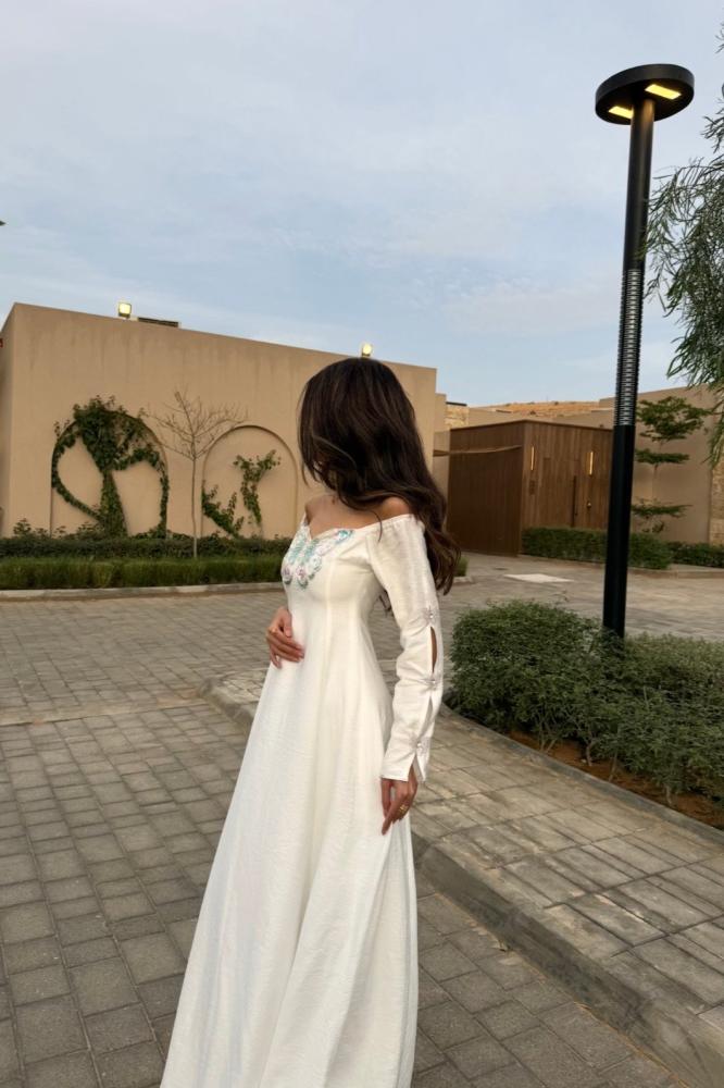 فستان الفراشة الصيفي اللون الأبيض