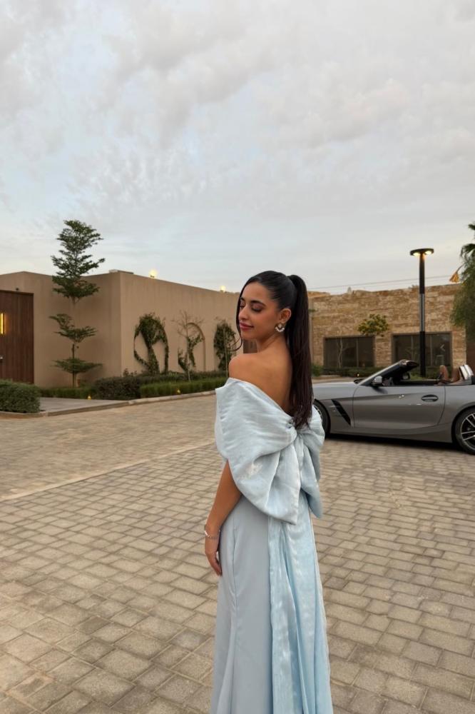 فستان الفراشة باللون السماوي