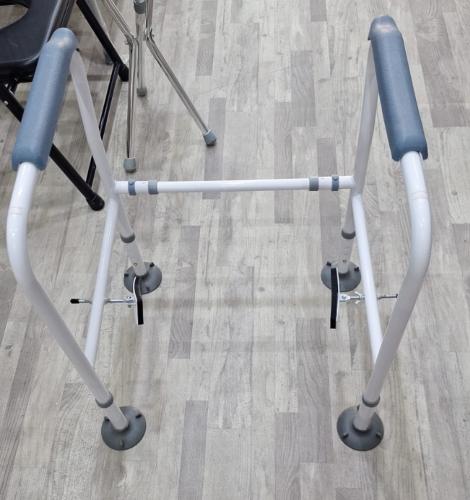 مساعد نهوض حمام مع مثبت متنقل