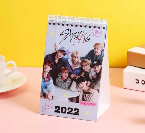 ستاند صور Straykids مع تقويم من الخلف