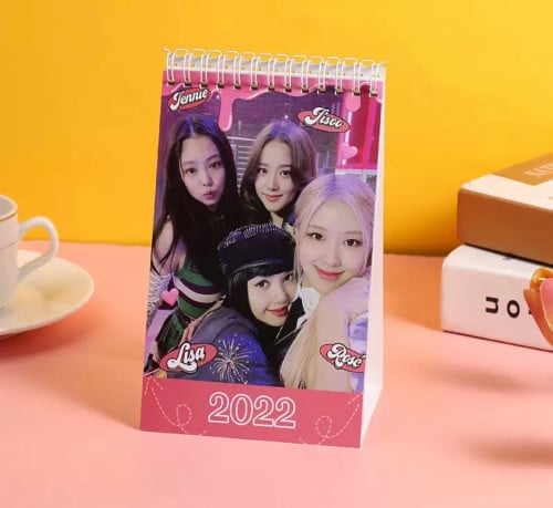 ستاند صور Blackpink مع تقويم من الخلف