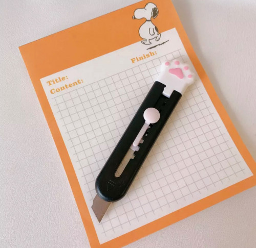 مشرط يد قطة أسود