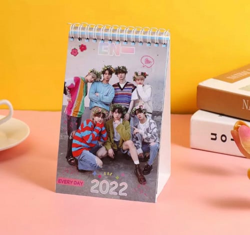 ستاند صور Enhypen مع تقويم من الخلف