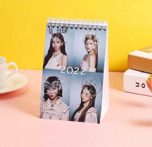 ستاند صور aespa مع تقويم من الخلف