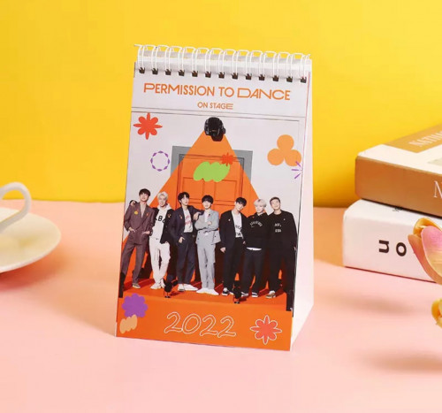 ستاند صور BTS مع تقويم من الخلف