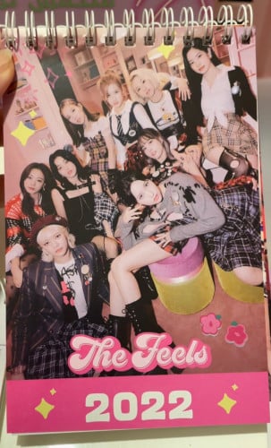 ستاند صور Twice مع تقويم من الخلف