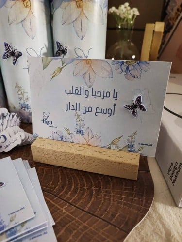 كرت طاولة مع حامل خشبي