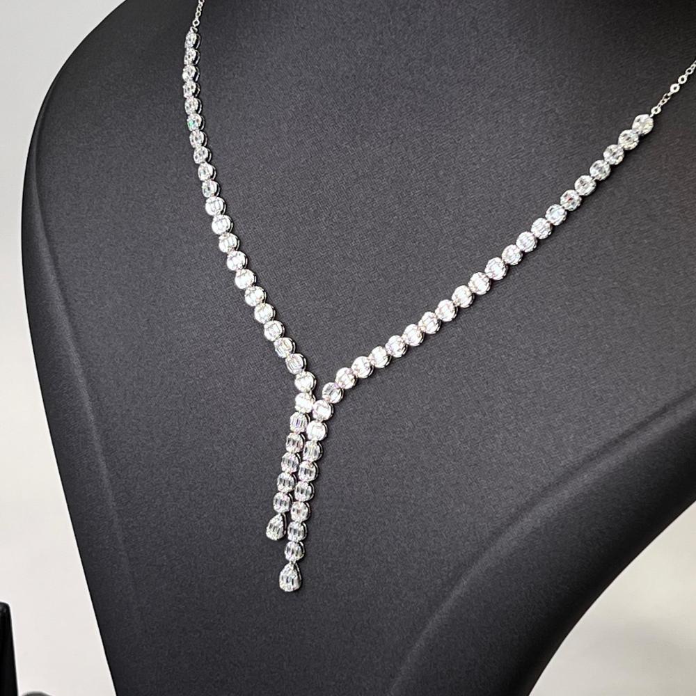 طقم ذهب ابيض عيار 18, مزين بالزيركون