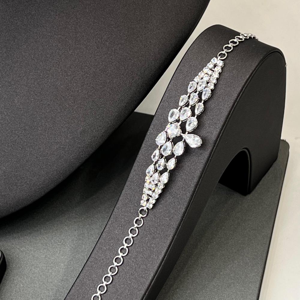 طقم ذهب ابيض عيار 18, مزين بالزيركون