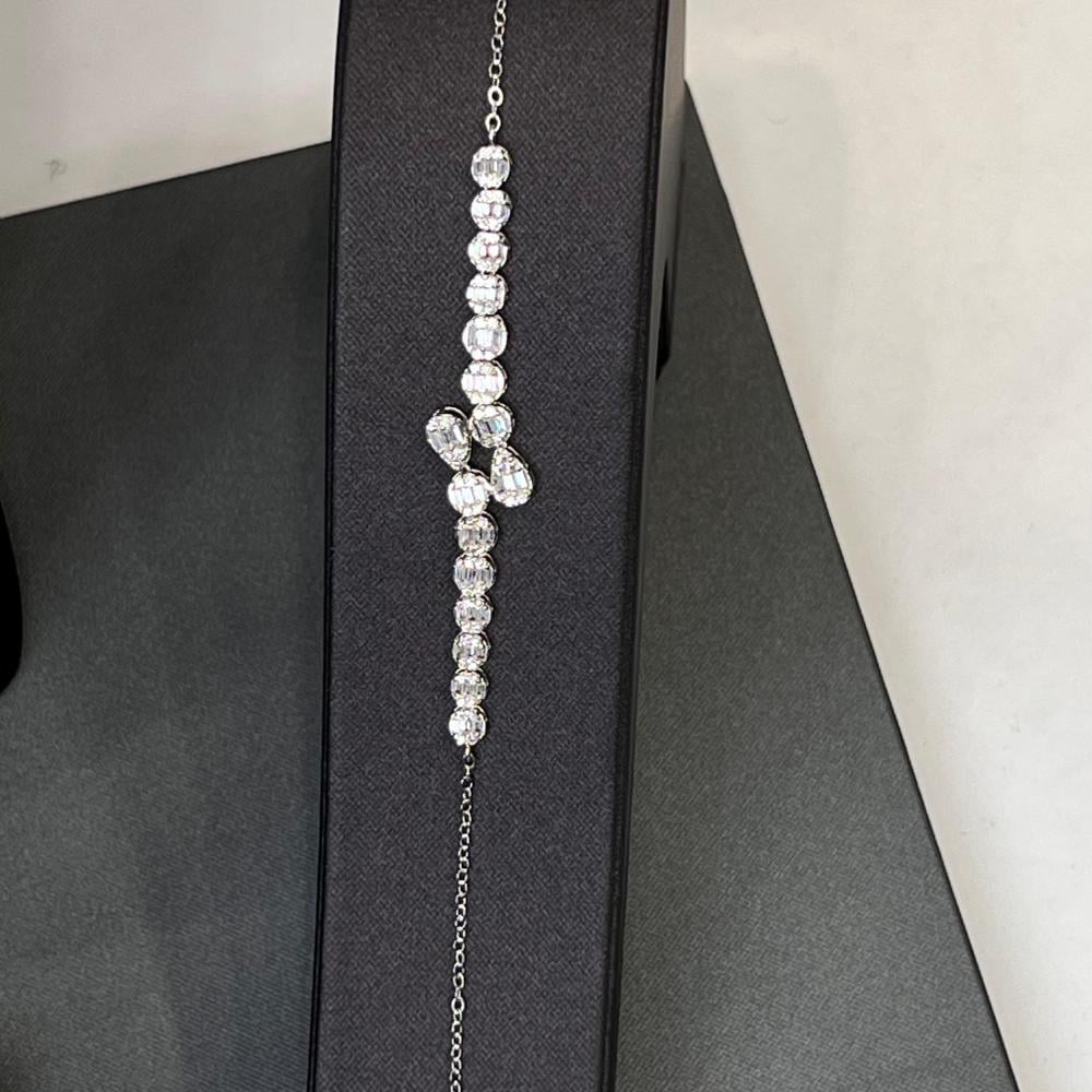 طقم ذهب ابيض عيار 18, مزين بالزيركون