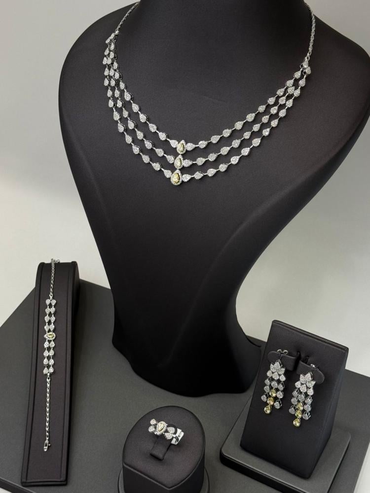 طقم الماس ثلاث ادوار  مع فانسي اصفر ، ذهب عيار 18