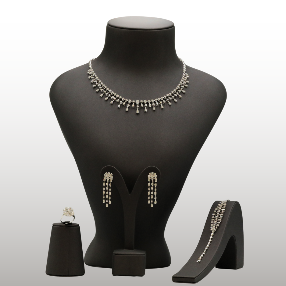 طقم الماس، ذهب عيار 18