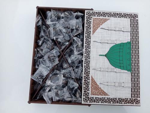 عجوة المدينة عضوية فاخرة مغلفه بالحبة مع صندوق هدايا فاخر