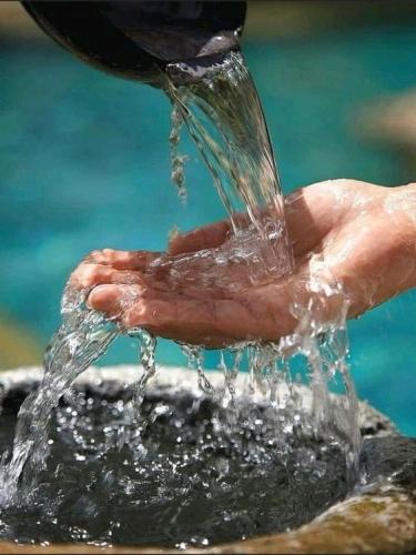 مقارنة بين البئر العادي والبئر الارتوازي