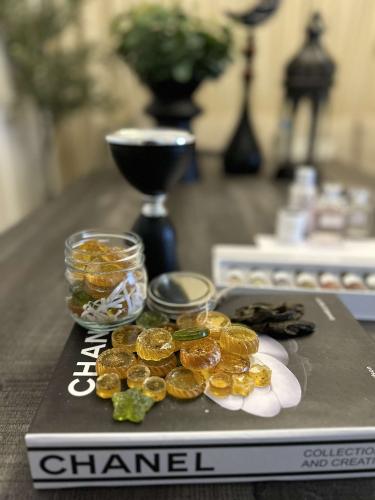 مستكة معطر بروائح فرنسيه وفل وعوده