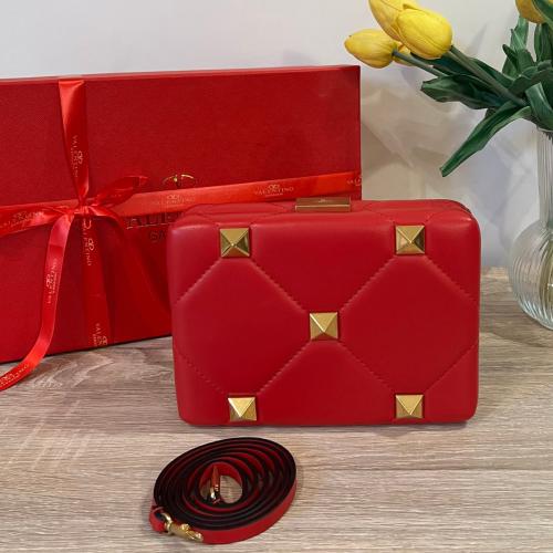 كلتش فالنتين أحمر VALEONTINO