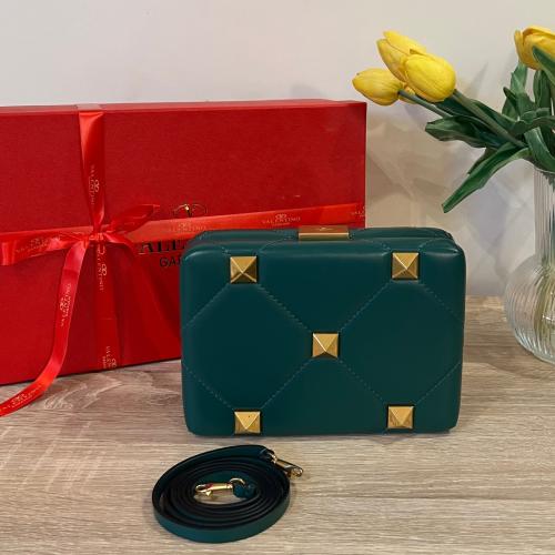 كلتش فالنتين أخضر VALEoNTINO