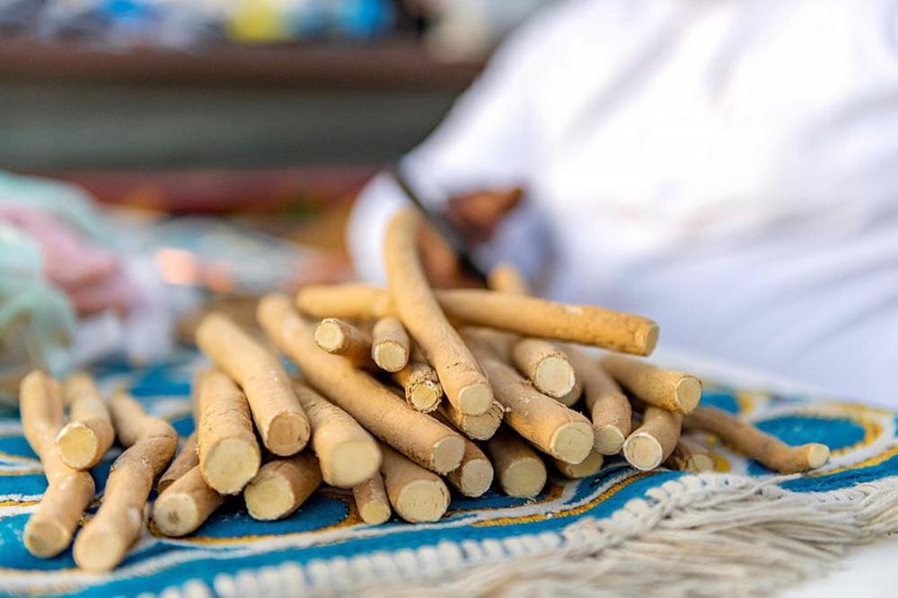 مقارنة بين أنواع المساويك المختلفة: الأراك، الزيتون، والنخل