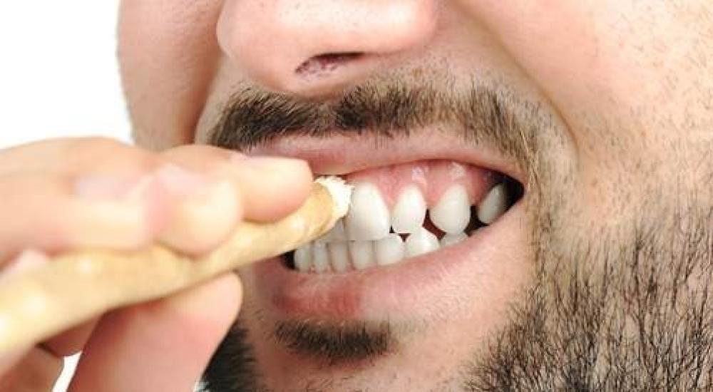 السواك يقلل من ترسبات الجير مع الاستخدام المنتظم