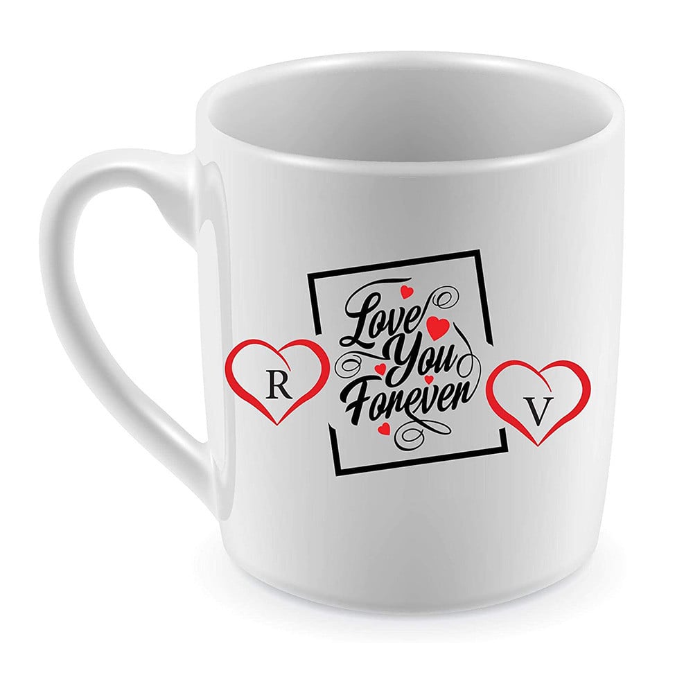كوب للشاي مطبوع عليه بالوجهين بالإنجليزي حرفين R Vوبالعربي دمت في قلبي