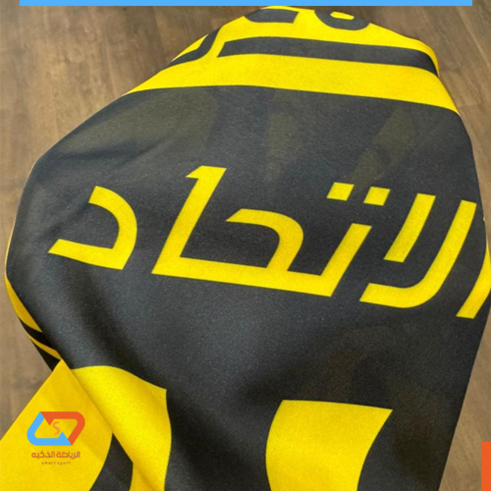 علم نادى الاتحاد السعودى مع شعار كبير