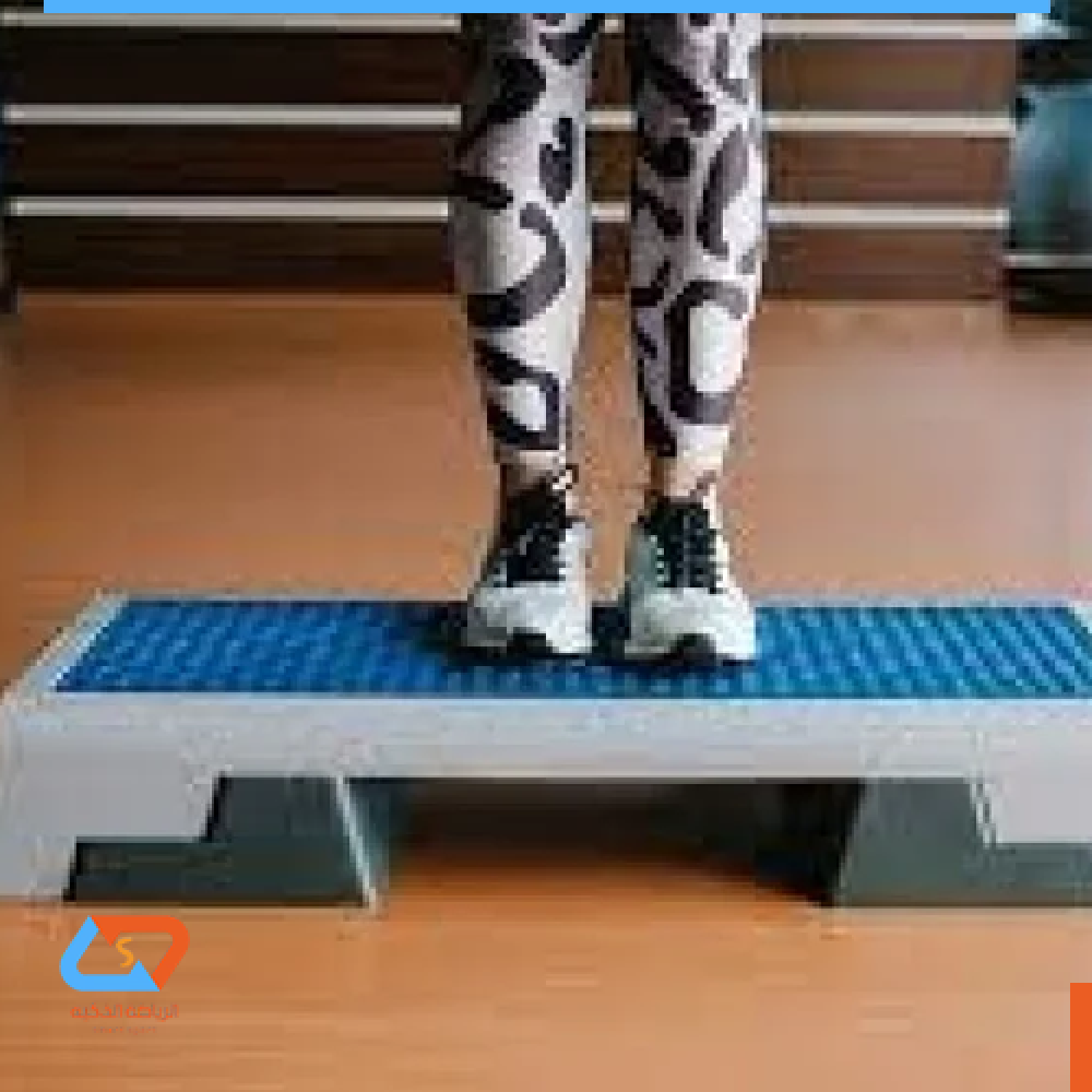 جهاز "ستيب" رياضي احترافي لتمارين اللياقة والتحمل باللونين الأزرق والأسود.