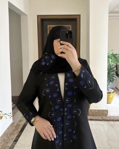 عبايه من التفته الفاخرة بالاضافة الى التطريز اليدوي تشمل طرحه مطرزة