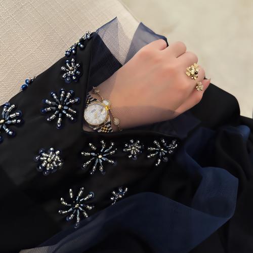 عبايه من الكريب الفاخر بالاضافة الى الشك اليدوي .