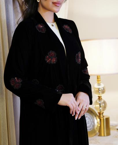 عبايه من المخمل الفاخر بالاضافة الى الشك اليدوي