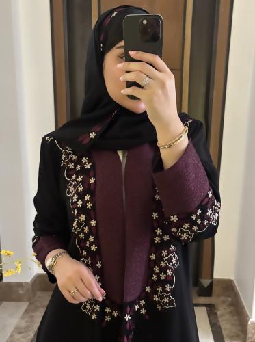 عبايه من الكريب الفاخر بالاضافة الى التطريز اليدوي