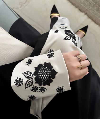 عبايه من التفته الفاخرة بالاضافة الى التطريز اليدوي