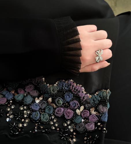 عبايه من التفته والكريب الفاخر بالاضافة الى الشك اليدوي