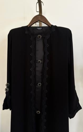 عبايه من الكريب الفاخر بالاضافة الى الدانتيل الفرنسي والكريستال الفاخر باللون الاسود