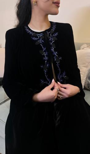 عبايه من المخمل الفاخر بالاضافة الى الشك اليدوي