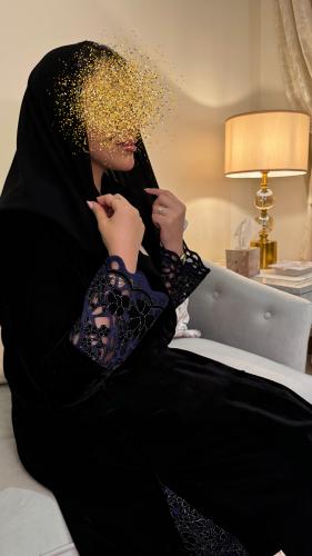 عبايه من المخمل الفاخر بالاضافة الى الدانتيل