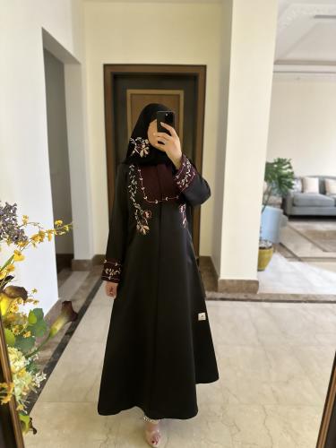 عبايه من التفته الفاخرة بالاضافة الى التطريز اليدوي