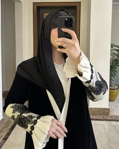 عبايه من المخمل الفاخر بالاضافه الى الكريب والتطريز