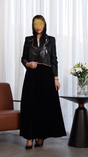 عبايه من المخمل الفاخر بالاضافة التطريز اليدوي