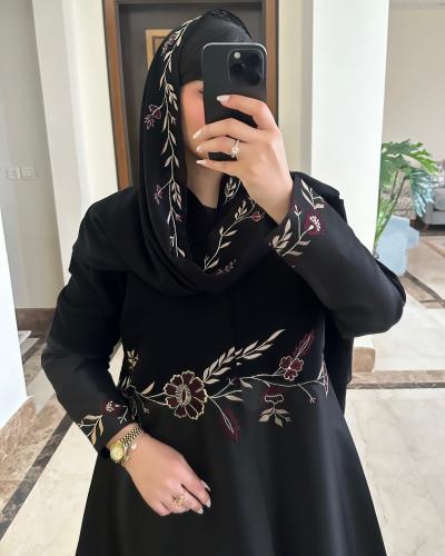 عبايه من التفته والكريب الفاخر بالاضافة الى التطريز اليدوي تشمل طرحه مطرزة